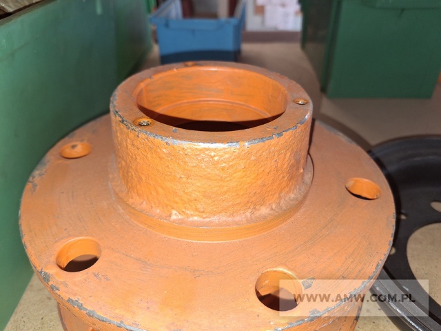 Części zamienne i akcesoria do podnośników spalinowych typu RAK - pakiet zawierający 86 poz. asort. (wg oddzielnego wykazu), w tym m.in.: bęben hamulcowy, obudowa mechanizmu różnicowego, piasty, pompy zębate, rozdzielacze RBS, zwrotnice itp. 